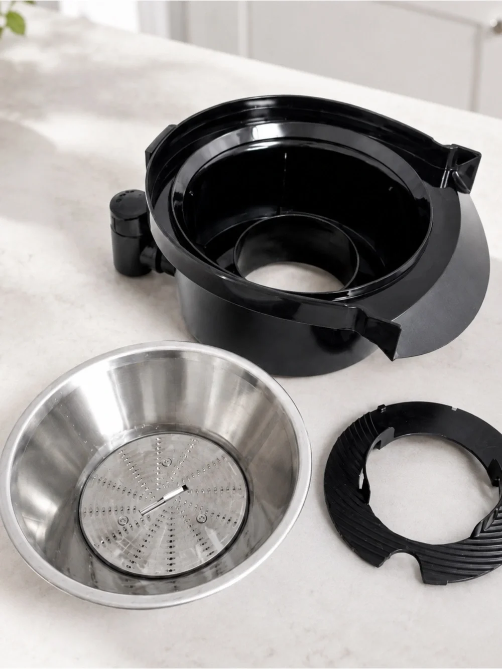 Cuisinart CJE-1000P1 1000 Watt 5 Speed  Juice Extractor Never Used